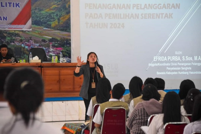 ANGGOTA Bawaslu Humbahas, Efrida Purba, S.Sos., M.A.P menyampaikan materi dalam pendidikan politik kepada pemilih pemula. Waspada/Ist