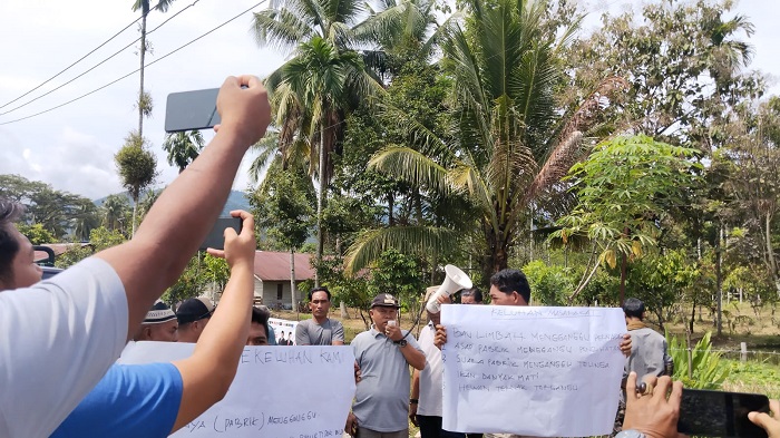 Saat sejumlah warga Kampung Baru protes pabrik pinang beroperasi yang diduga tidak memiliki izin. Waspada/Seh Muhammad Amin