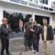 PENGURUS GAPAI Sumut dan sejumlah laskar saat menunggu proses pemeriksaan terhadap terduga terlapor penista Agama Islam di depan Dit Reserse Siber Poldasu, Medan, Jumat (8/11). Waspada/Andi Aria Tirtayasa