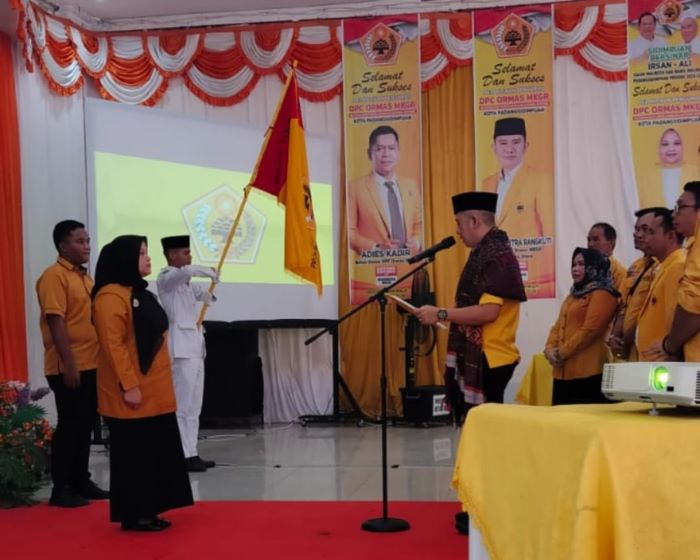 Ketua Ormas MKGR Sumut Darma Putra Rangkuti lantik pengurus DPC Ormas MKGR Padangsidimpuan di bawah pimpinan Sri Fitrah Munawaroh. (Waspada/Ist)