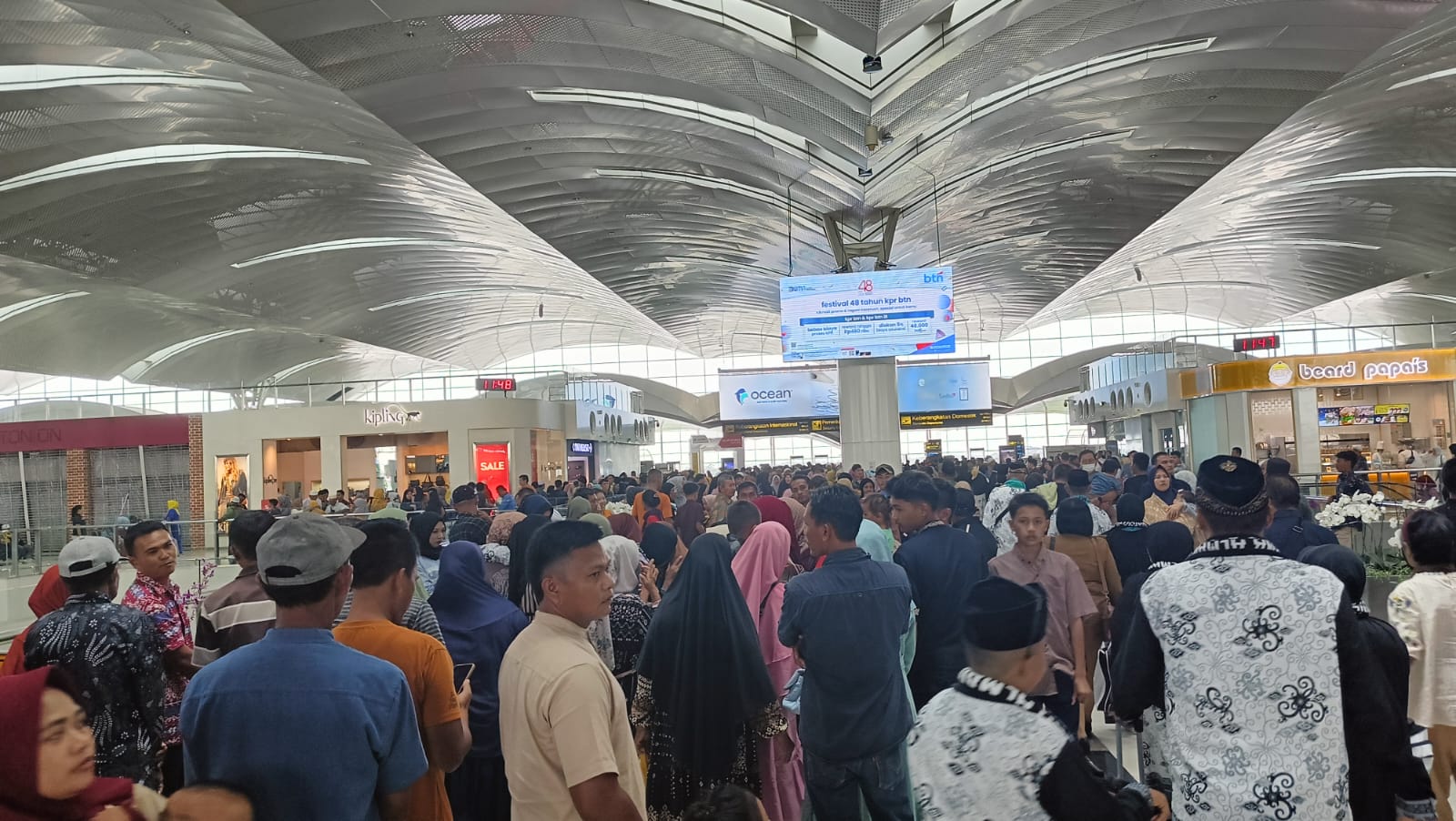 Arus Penumpang Jamaah Umrah Membludak