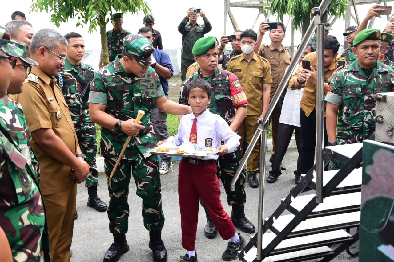 Pangdam I/BB Kunjungi Pemberian Makanan Bergizi Bagi Siswa di Lubukpakam