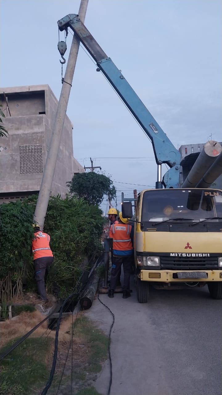 Akibat Lapuk, Dua Tiang Listrik PLN Tumbang Di Beringin