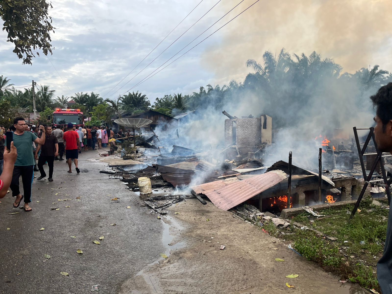 Si Jago Merah Lahap 8 Rumah Di Kotapinang