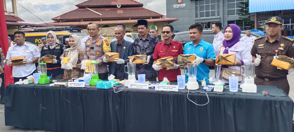 Polres Langsa Dan Bidlabfor Polda Sumut Musnahkan Barbuk Kokain, Sabu Dan Ganja