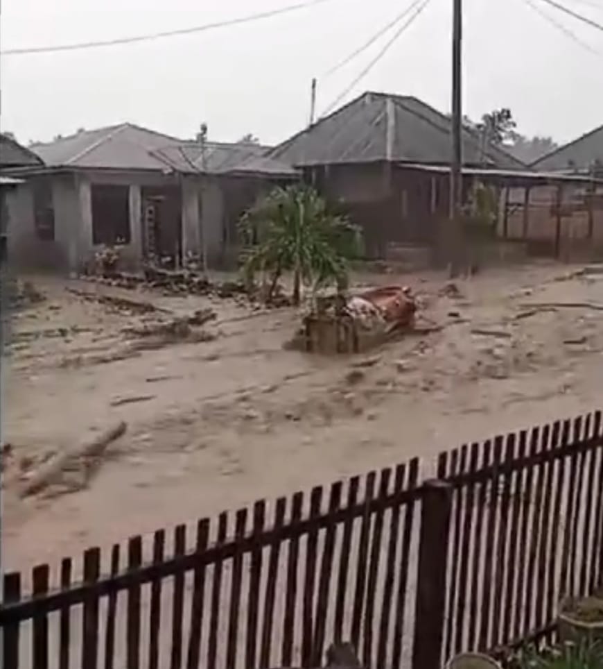 Banjir Bandang Tapsel, Luapan Aek Parlayanan 'Terobos' Rumah Warga Bintuju Banjir Bandang Tapsel, Luapan Aek Parlayanan 'Terobos' Rumah Warga Bintuju