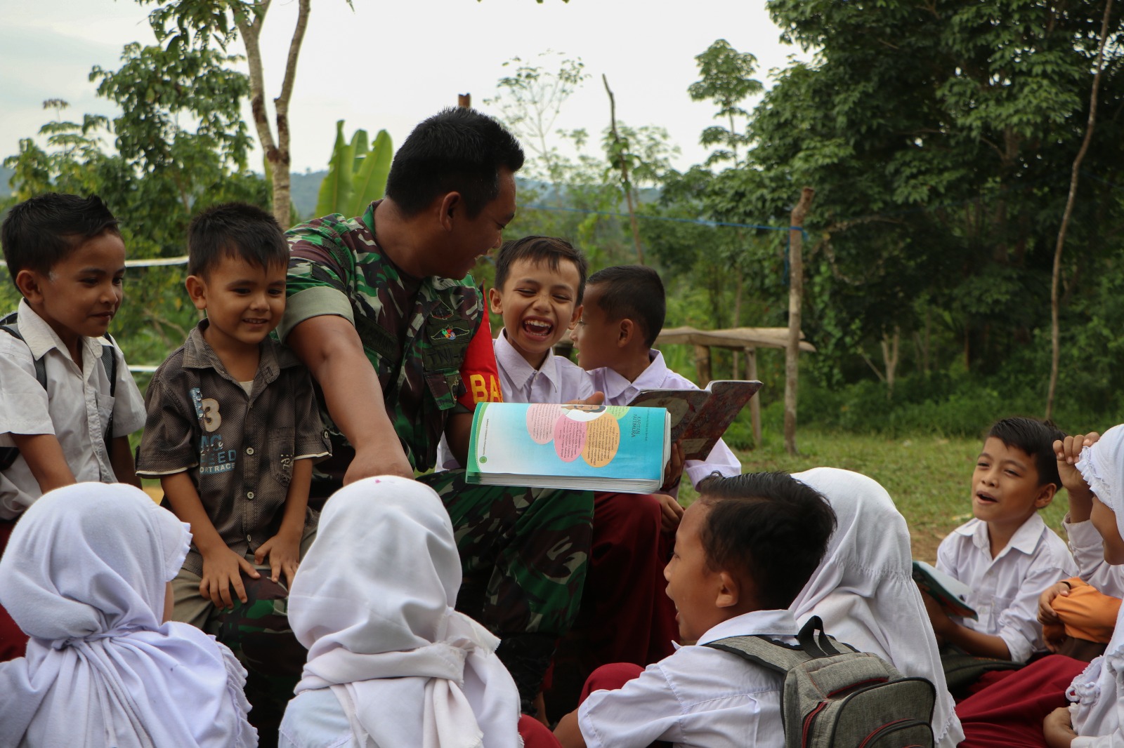 Senyum Pendidikan Di Pelosok Negeri: Babinsa Dan Generasi Emas Aceh Timur