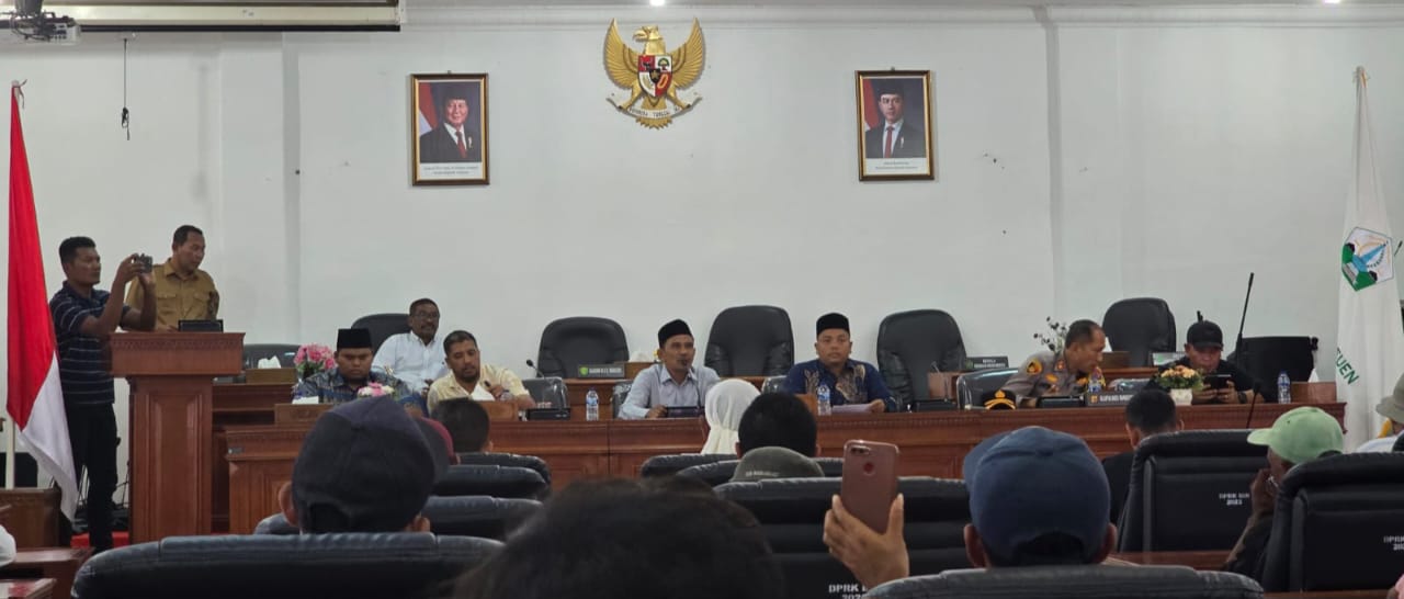 Demo Money Politics, Pengunjuk Rasa Duduki Ruang Sidang DPRK Bireuen Demo Money Politics, Pengunjuk Rasa Duduki Ruang Sidang DPRK Bireuen
