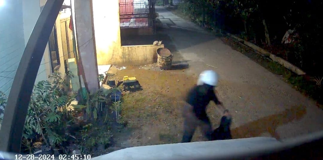 Mobil Warga Dibakar OTK, Pelaku Terekam CCTV Mobil Warga Dibakar OTK, Pelaku Terekam CCTV