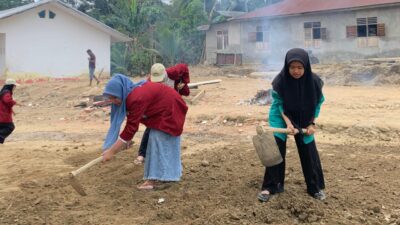 Mahasiswa UM Tapsel Bantu Korban Banjir Sipange Siunjam Mahasiswa UM Tapsel Bantu Korban Banjir Sipange Siunjam
