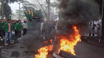 Mahasiswa "Kuasai" Gedung DPRD Sumut Mahasiswa "Kuasai" Gedung DPRD Sumut