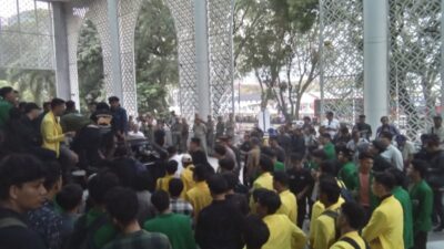Mahasiswa "Kuasai" Gedung DPRD Sumut Mahasiswa "Kuasai" Gedung DPRD Sumut