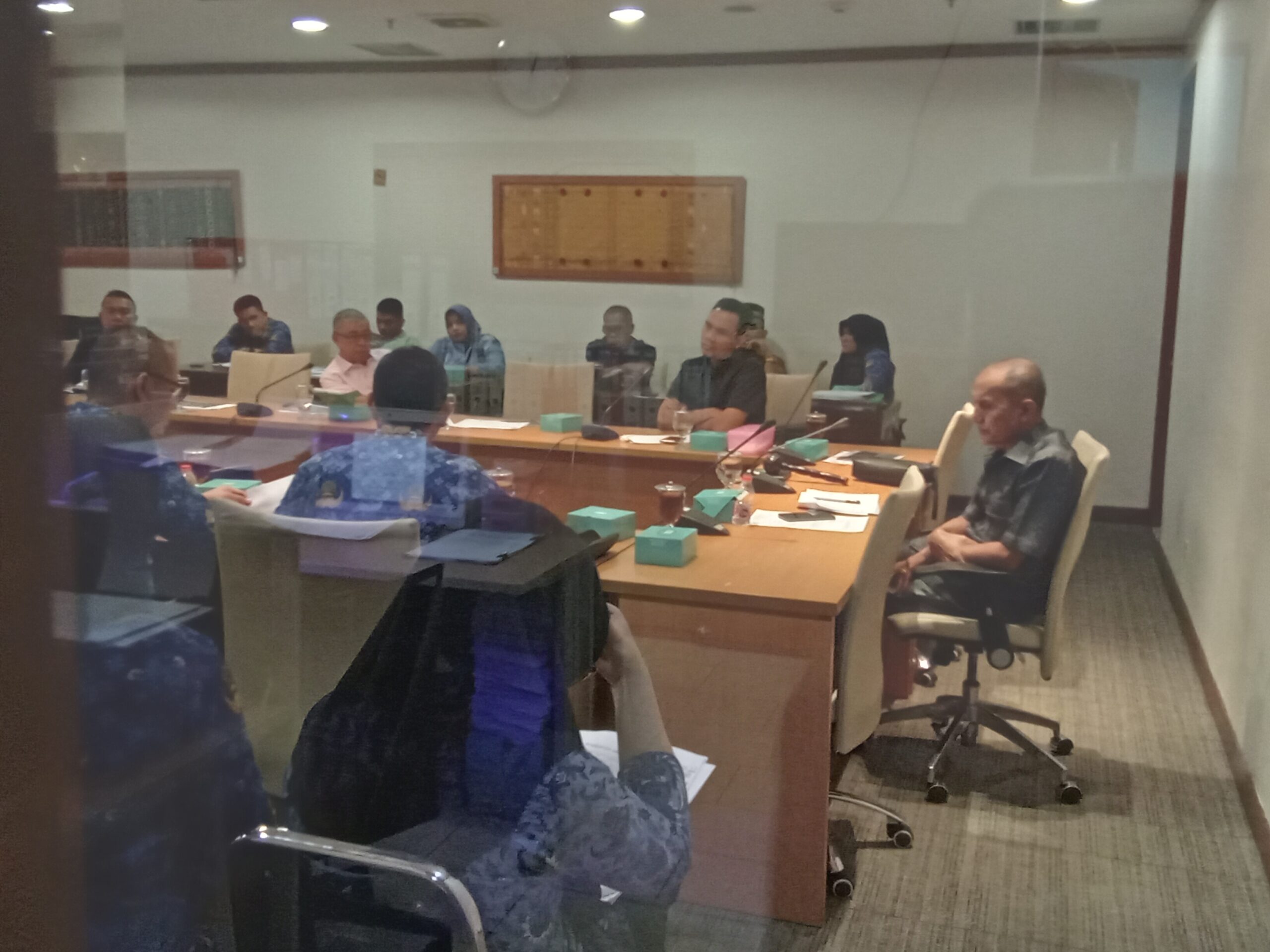 RAPAT Komisi B DPRD Sumut dengan sejumlah OPD di ruang dewan, Selasa (17/12). Waspada/Partono Budy