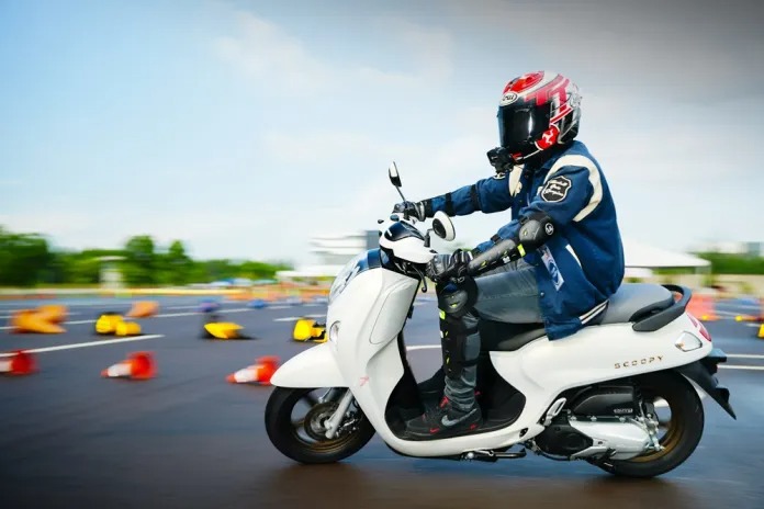 Tips Jitu #Cari_Aman Berkendara Liburan Nataru