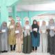 Pembina tahfidz dan santriwati foto bersama saat lomba tahfidz di Pesantren Darul Mursyid. Waspada/ist