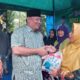 ANGGOTA DPRD Sumut Zeira Salim Ritonga (kiri) memberikan bantuan kepada warga Desa Pulo Dogom, Kecamatan Kualuh Hulu, Kabupaten Labura, usai menggelar reses belum lama ini. Waspada/Ist
