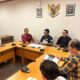 KETUA Komisi D DPRD Sumut Timbul Jaya Hamonangan Sibarani (dua kanan) didampingi Sekretaris Defri Noval Pasaribu (kanan) dan anggota Abdul Rahim Siregar memimpin pertemuan dengan Forum Sumber Daya Air (SDA) di gedung dewan, Selasa (24/12). Waspada/Partono Budy