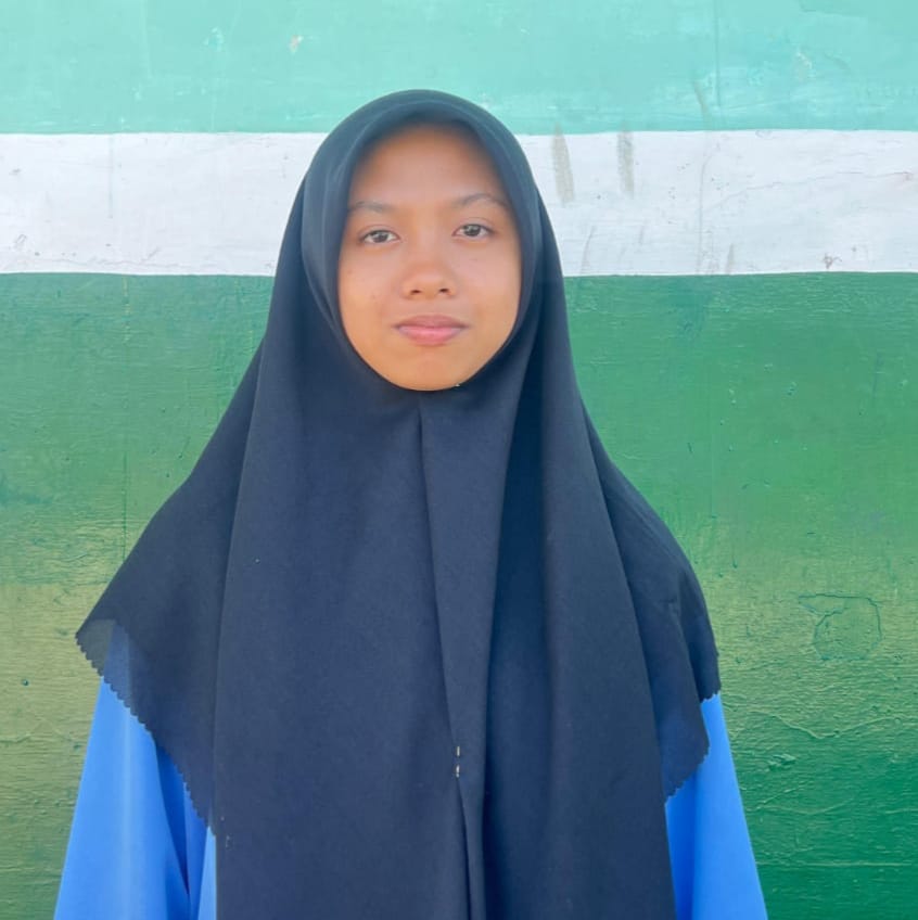 Santriwati Pesantren Darul Mursyid Azura Bilah Izzah Gultom meraih medali emas ajang lomba cipta baca puisi Pospedasu 2024. Waspada/ist
