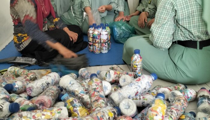 Siswa SMA Harapan 3 Olah Sampah Plastik Menjadi Ecobrick Untuk Membuat Meja Dan Kursi