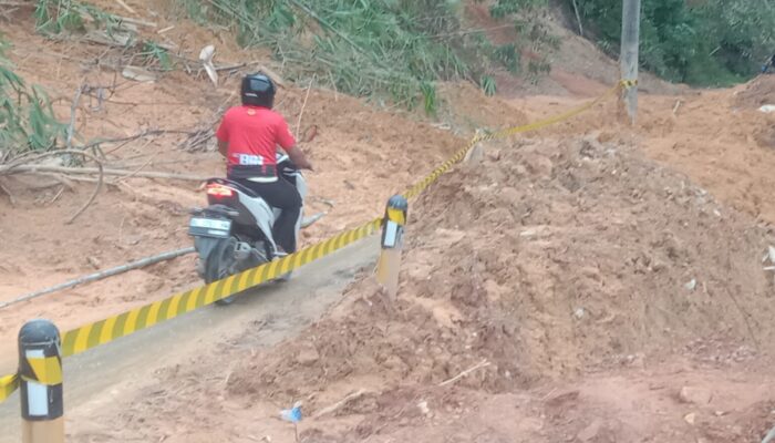 Jalan Lingkar Penghubung 3 Kecamatan Di Agara Tertimbun Longsor