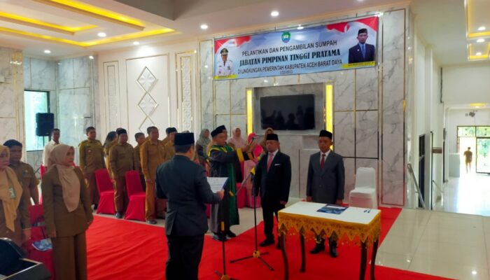 Pj Bupati Abdya Ambil Sumpah Dua Kepala Dinas