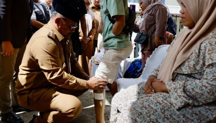 Pj Gubernur Aceh Pasangkan Kaki Palsu Untuk Penyandang Disabilitas