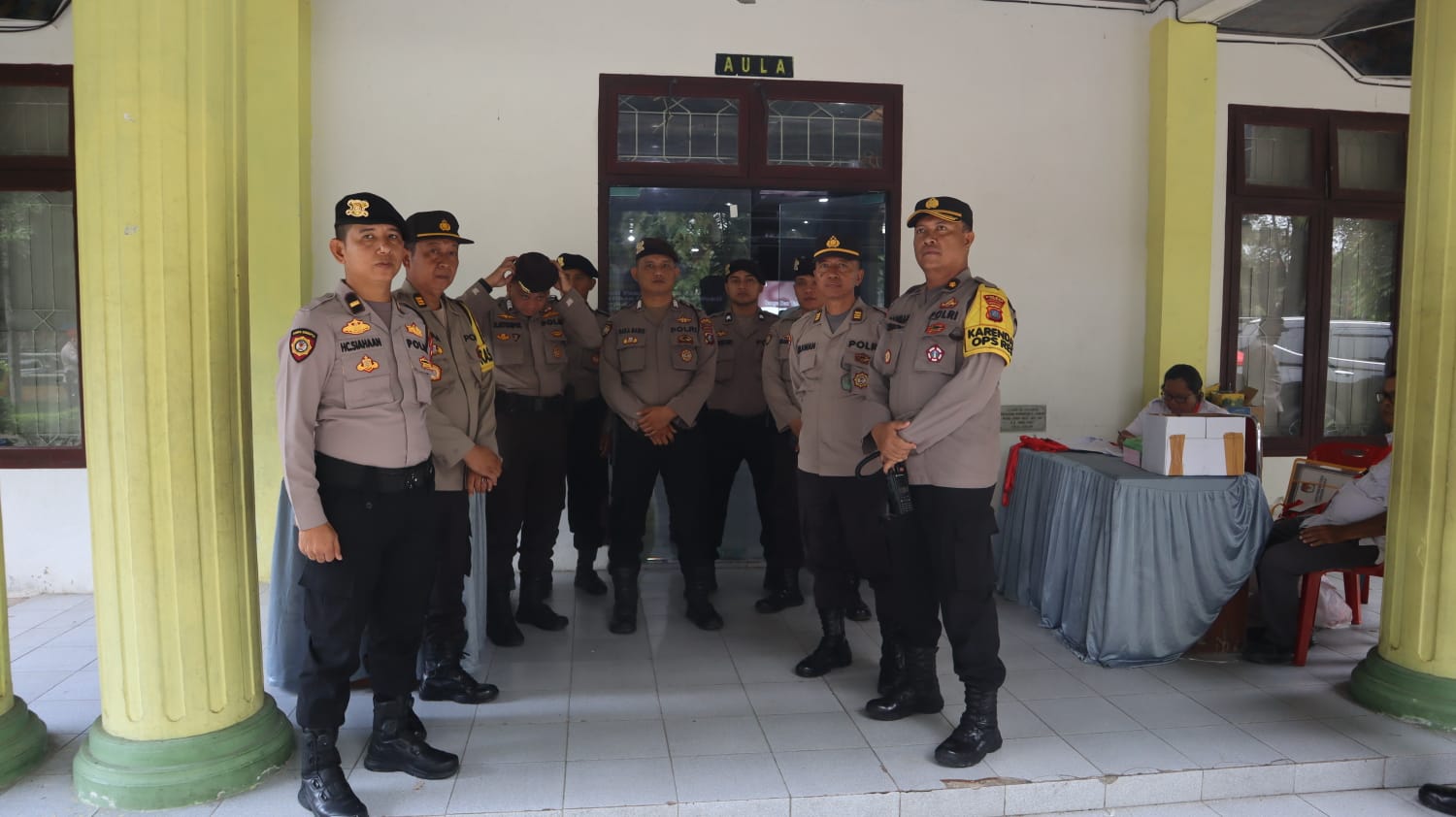Personel Polres Langkat Amankan Penghitungan Dan Rekapitulasi Suara Di Gedung Pegnasos