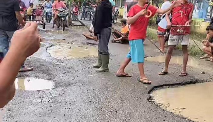 Warga Langkat Mancing Di Tengah Jalan