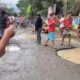 Warga Langkat Mancing Di Tengah Jalan