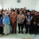 KAPOLRES Padangsidimpuan AKBP Dr. Wira Prayatna, SH, SIK, MH, (tengah) Rektor UGN Padangsidimpuan Dr.Burhanuddin Nasution MPd (5 kanan), Dr.Ibnu Salam (5 kiri) foto bersama dengan mahasiswa UGN Padangsidimpuan, Senin (3/12/2024). Waspada/Mohot Lubis.
