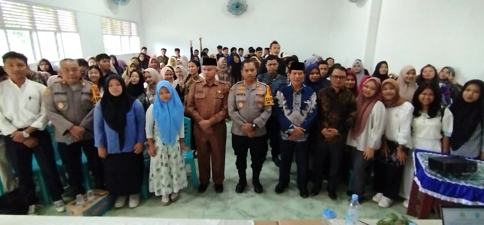 KAPOLRES Padangsidimpuan AKBP Dr. Wira Prayatna, SH, SIK, MH, (tengah) Rektor UGN Padangsidimpuan Dr.Burhanuddin Nasution MPd (5 kanan), Dr.Ibnu Salam (5 kiri) foto bersama dengan mahasiswa UGN Padangsidimpuan, Senin (3/12/2024). Waspada/Mohot Lubis.