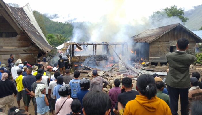 1 Rumah Adat Batak Toba Hangus Terbakar