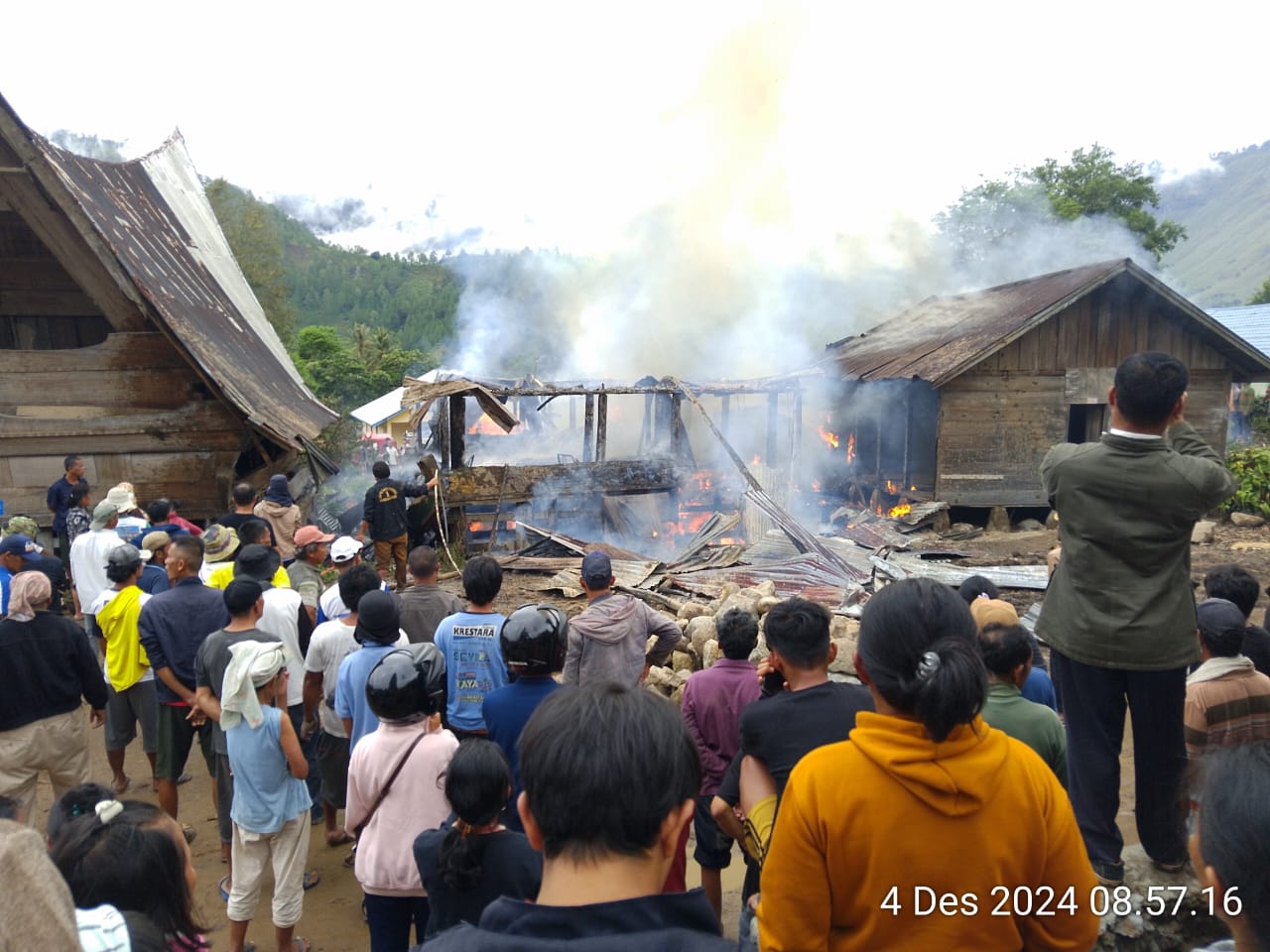 1 Rumah Adat Batak Toba Hangus Terbakar