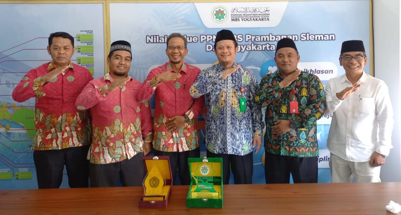 Kepala LPAIK UM Tapsel, Mulyadi Hermanto Nasution MA (3 kiri) bersama Divisi Monitoring dan Komperhensif LPAIK UM Tapsel, Harun Arrasyd MA dan Divisi Pengkaderan LPAIK UM Tapsel Ihsan Siregar MPdi.MPd (2 kiri) foto bersama dengan Pimpinan PPM MBS Yogyakarta ustadz Fakihuddin, Lc di PPM MBS Yogyakarta, Rabu (4/12/2024). Waspada/ist