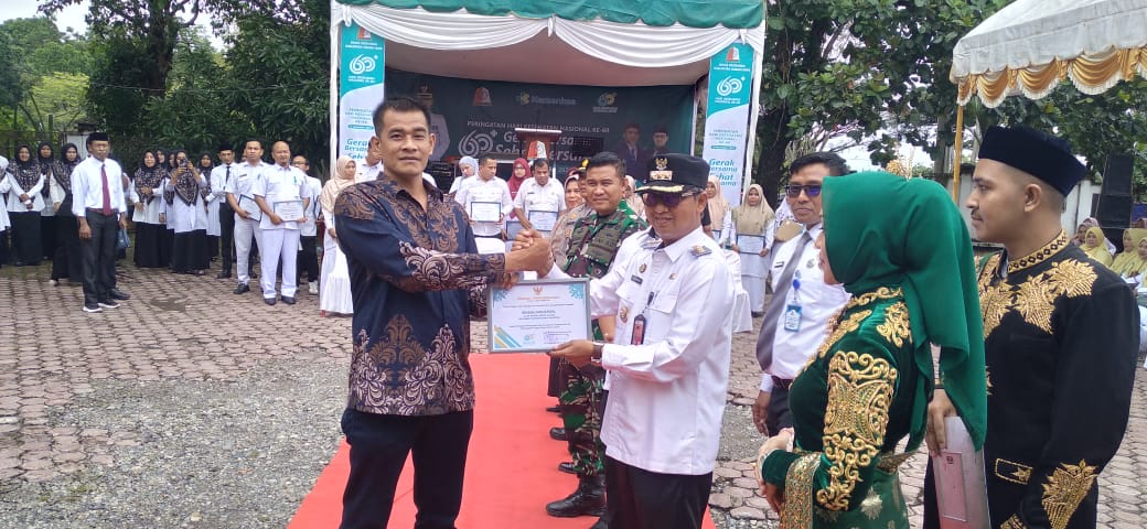 Pejabat (Pj) Bupati Nagan Raya Provinsi Aceh Dr. H. Iskandar AP menyerahkan Piagam Penghargaan kepada Ketua Yayasan Panti Rehabilitasi Yayasan Rumoh Harapan Nagan. Waspada/Muji Burrahman