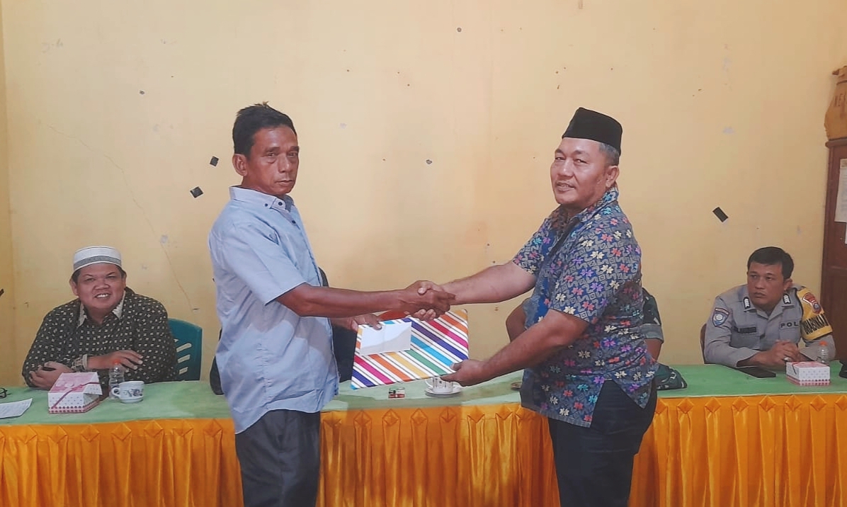 Ikhwan Hasibuan Terima Penghargaan Peduli Lingkungan Dari Pemkab Palas