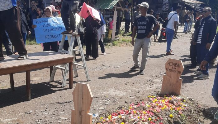 Tak Kunjung Diperbaiki, Ratusan Warga Simalungun Blokir Jalan