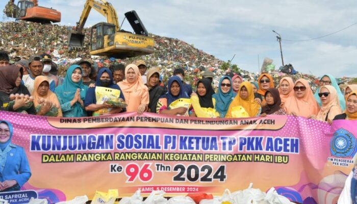 Pengurus PKK Aceh Bagikan Sembako Untuk Pemulung TPA Gampong Jawa