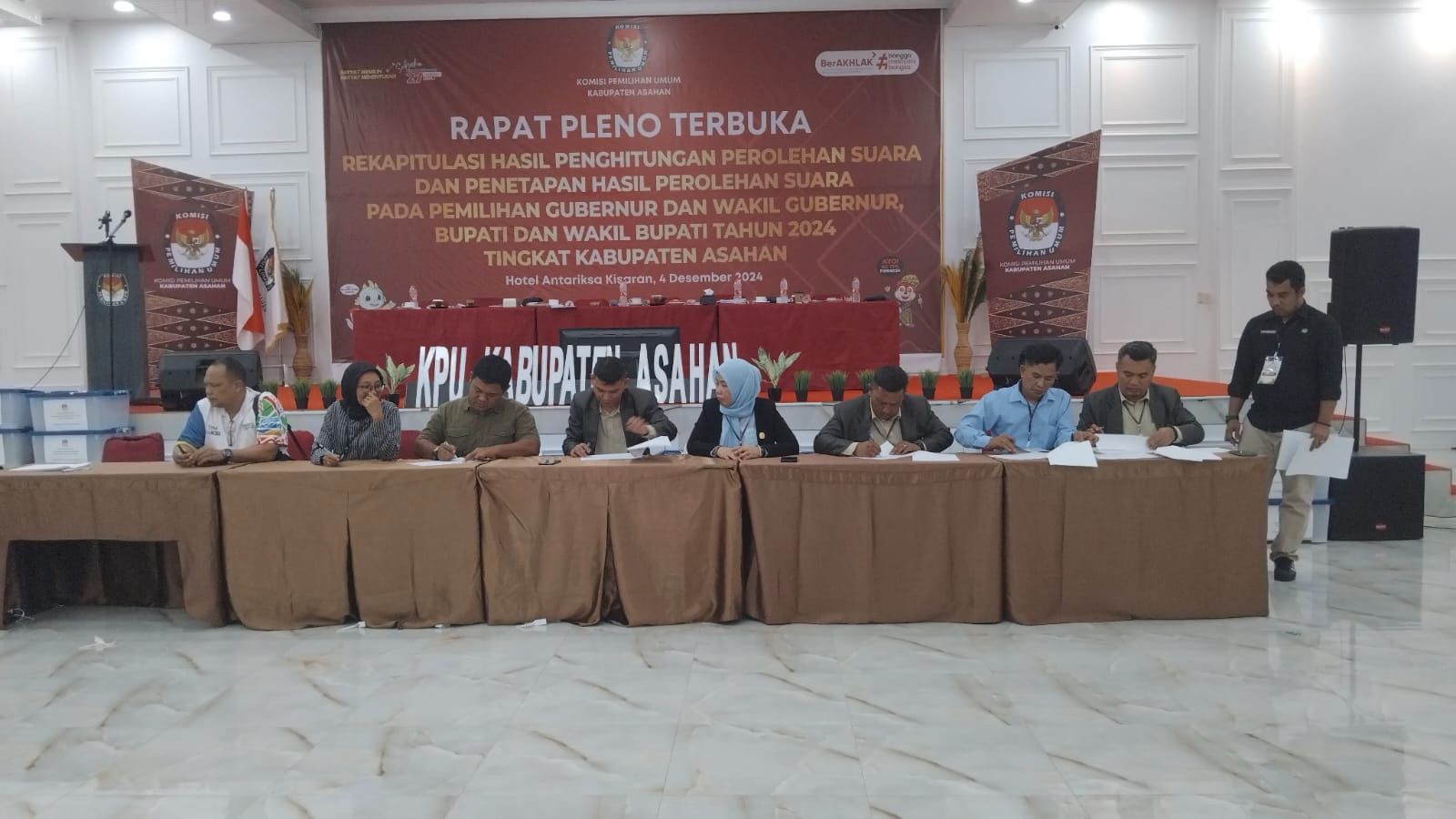 KPU Tetapkan Taufik-Rianto Pemenang Pilkada Golput 54,17 Persen