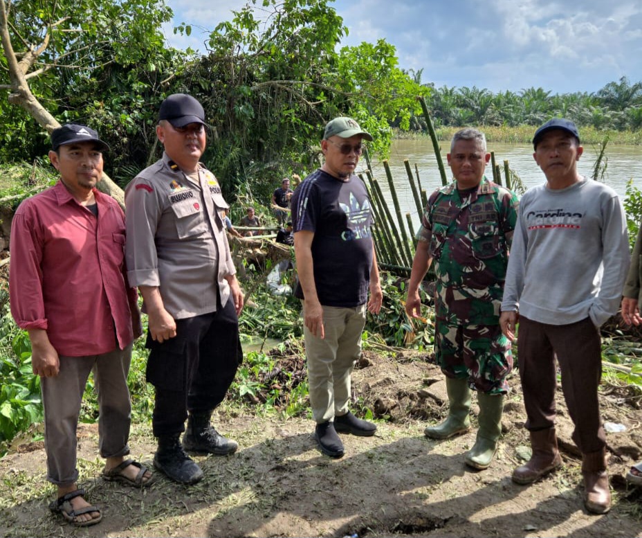 Anggota DPRD Sumut Aripay Tambunan (tiga kanan) ketika meninjau air Sei Silau Tua di Asahan. Waspada/Ist
