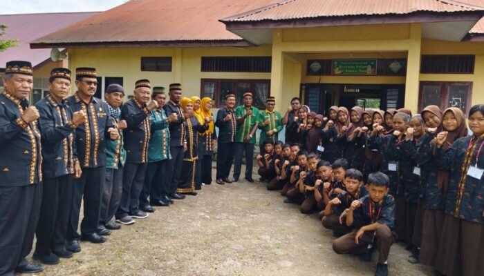 SMPN 3 Gumer Gunakan Seragam Motif Aceh Singkil