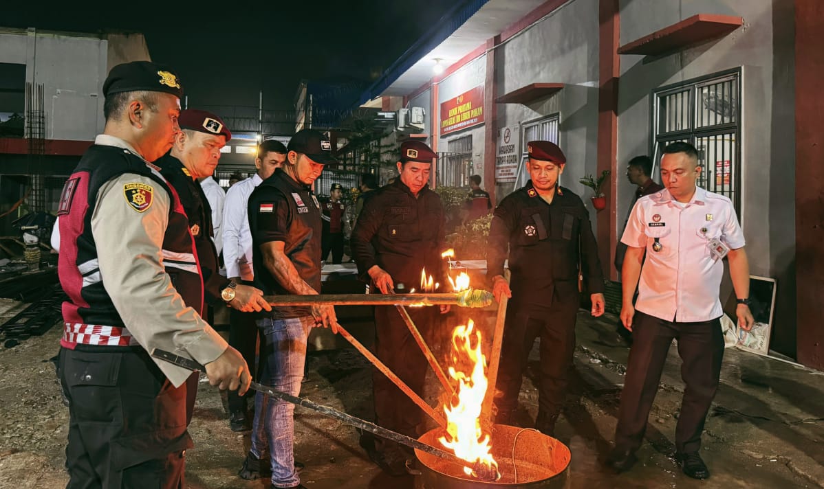Lapas Lubukpakam Bakar Barang Sitaan 4 HP Dan 4 Alat Elektronik Lainnya