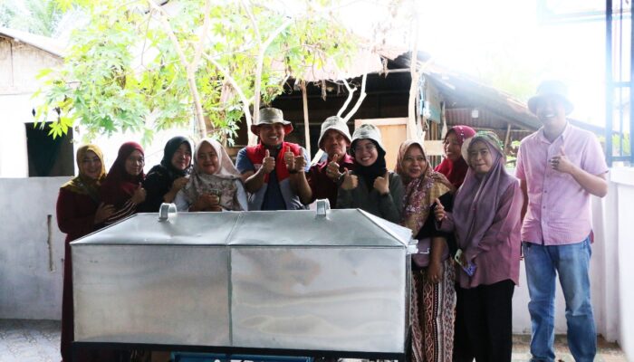 IP UBP Pangkalansusu Bantu Usaha Perwarna Batik Di Desa Lubuk Kertang