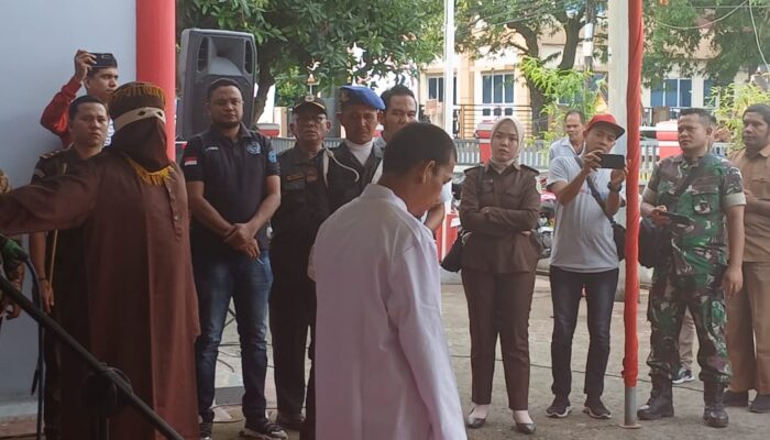 Langgar Qanun, Empat Pria Dicambuk
