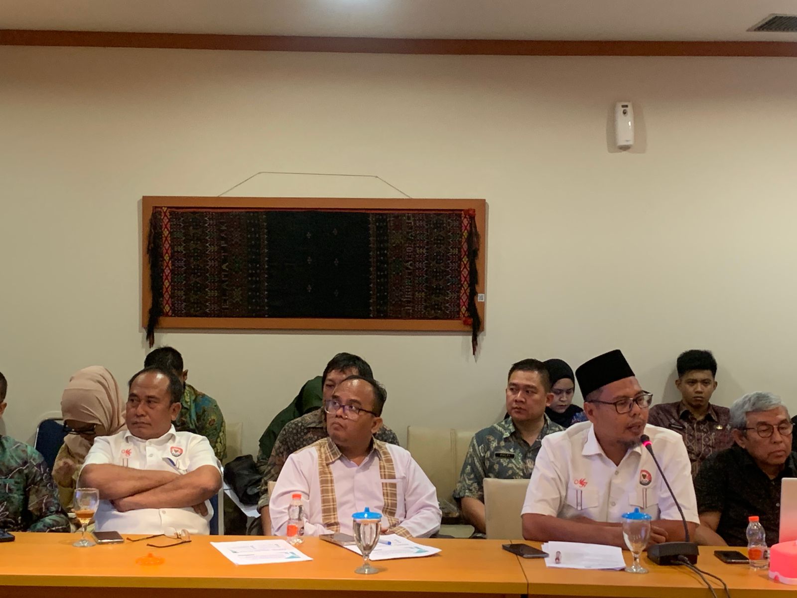 RAPAT KPID Sumut dengan Komisi A DPRD Sumut yang dipimpin Ketua Assoc. Prof. Dr. H. Usman Jakfar, Lc, MA, Sekretaris Ir. Henry Dumanter Tampubolon, MH, di ruang dewan, Kamis (5/12). Waspada/ist