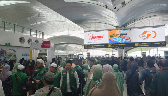 Arus Penumpang Jamaah Umrah Membludak