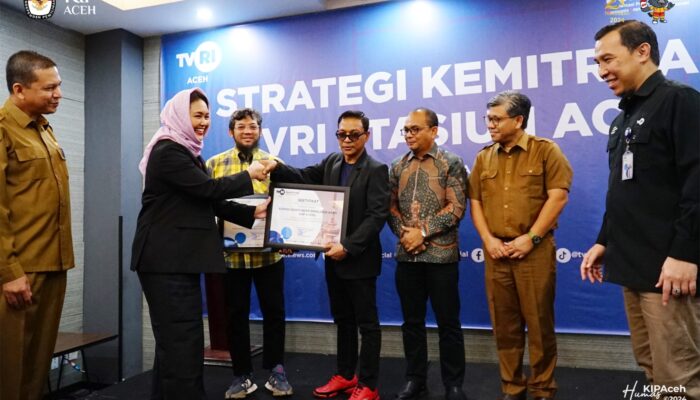 Ketua KIP Aceh Terima Penghargaan Dari TVRI