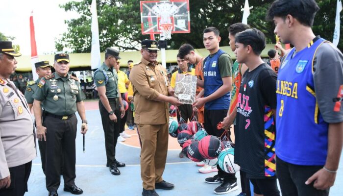Pj Gubernur Aceh Dan Pangdam IM Serahkan Piala Basket SMA Se-Aceh