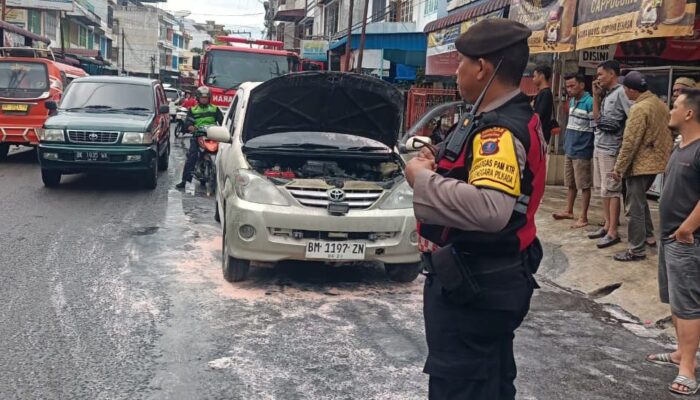 Satu Unit Mobil Tiba-tiba Terbakar Di P. Siantar