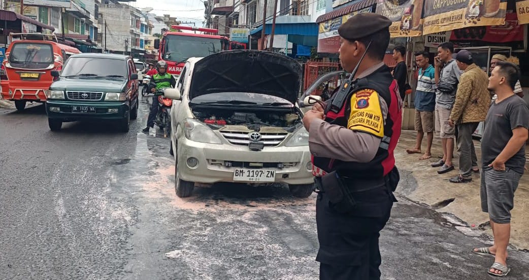 Satu Unit Mobil Tiba-tiba Terbakar Di P. Siantar